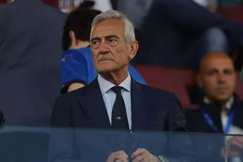 "هل سنفوز بكأس العالم إذا استقلت؟".. رئيس الاتحاد الإيطالي يرد على الانتقادات